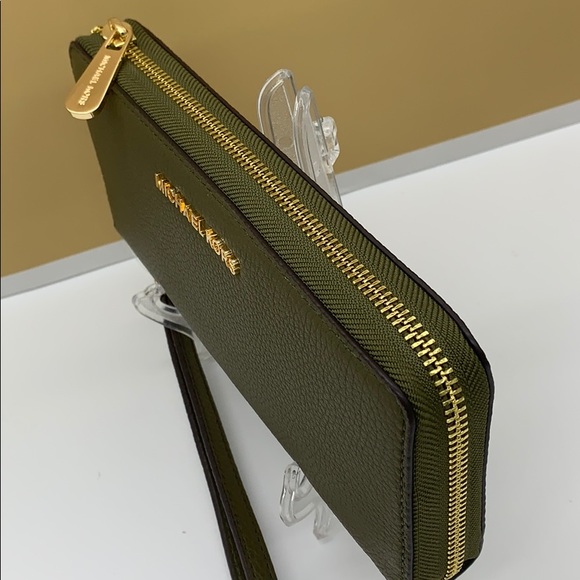 MICHAEL KORS JET SET TRAVEL LG TRVL CONTINENTAL OLIVE COLOR - Picture 9 of 15